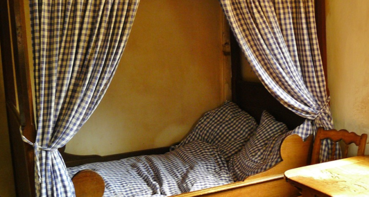 canopy bed